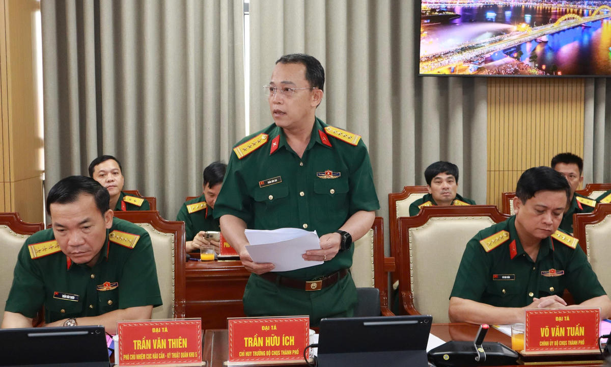 Đại tá Trần Hữu Ích,&nbsp;Chỉ huy trưởng Bộ CHQS TP Đà Nẵng báo cáo tại buổi làm việc. Ảnh: CV.&nbsp;
