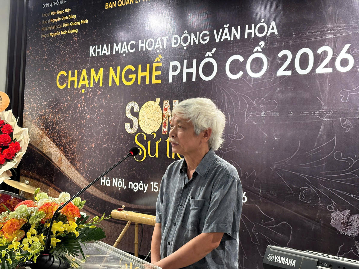 Họa sĩ Nguyễn Văn Bảng phát biểu tại lễ khai mạc hoạt động văn hóa Chạm nghề Phố cổ 2026.