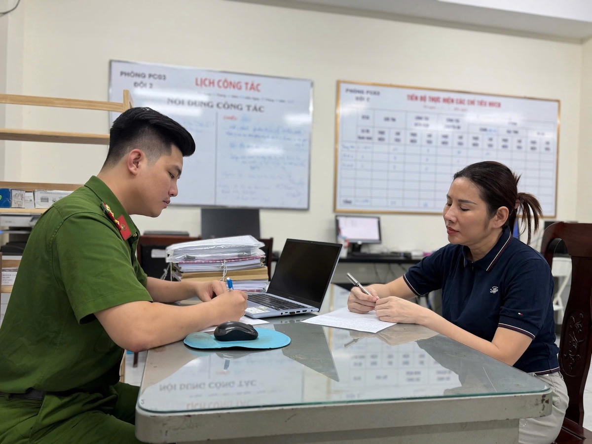 Lê Thị Thùy Trang (sinh năm 1977, ngụ phường An Lạc, TP HCM) là đối tượng cầm đầu đường dây đổ trộm hơn 20.160 tấn chất thải ra môi trường.