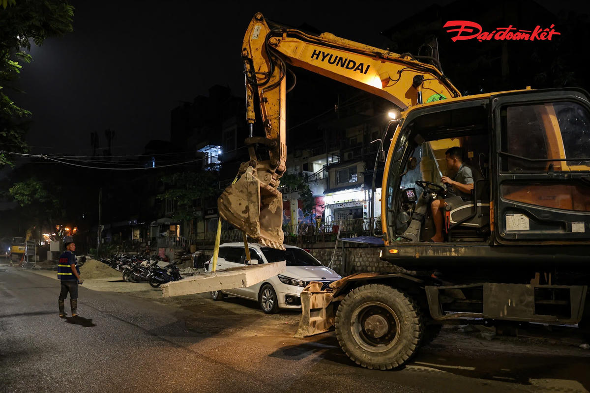 Chạy đua từng giờ “xóa ngập” phố cổ Hà Nội trước mùa mưa