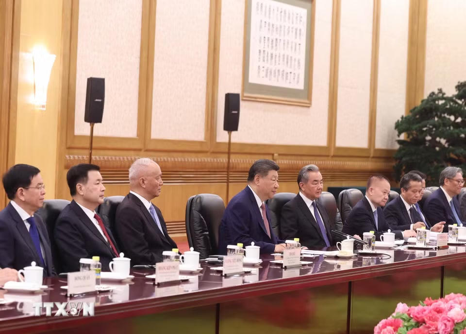 Tổng Bí thư, Chủ tịch nước Trung Quốc Tập Cận Bình và thành viên Đoàn cấp cao Trung Quốc tại cuộc hội đàm với Tổng Bí thư, Chủ tịch nước Tô Lâm và Đoàn cấp cao Việt Nam. (Ảnh: Thống Nhất/TTXVN)