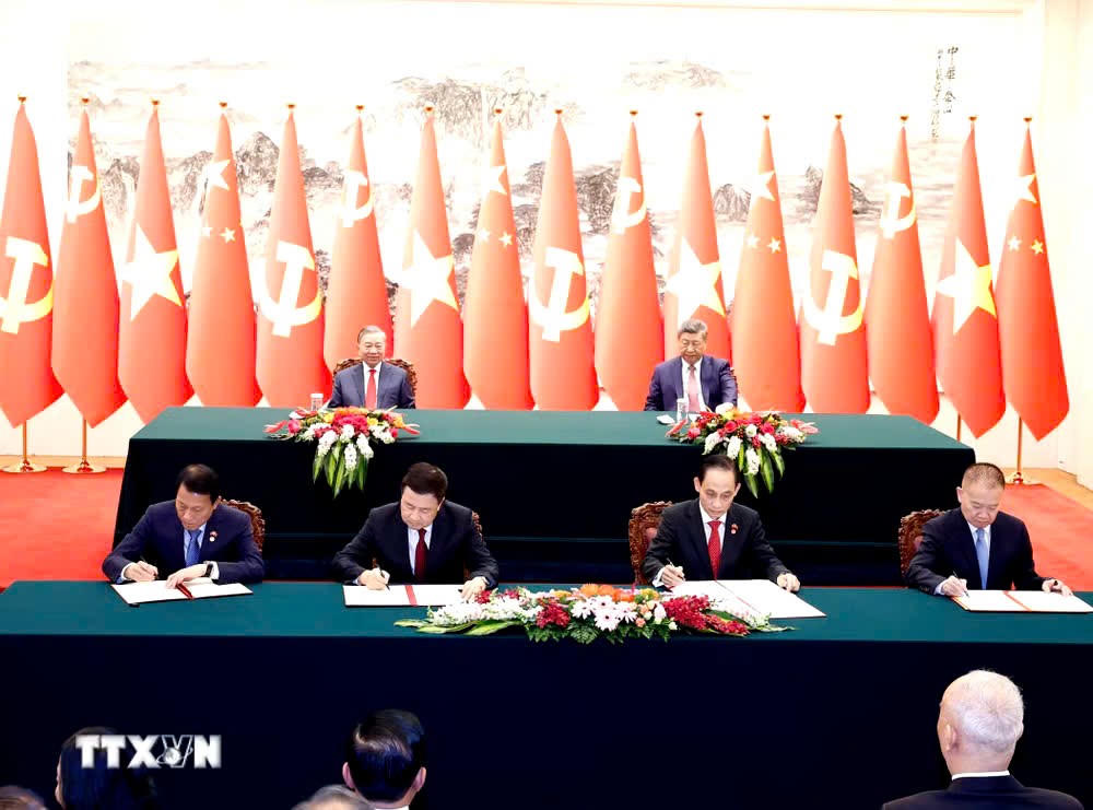 Bộ trưởng Công an Lương Tam Quang và Bộ trưởng Công an Trung Quốc Vương Tiểu Hồng ký Nghị định thư về thiết lập, quản lý và vận hành đường dây nóng cấp Bộ trưởng giữa hai Bộ; Bộ trưởng Ngoại giao Lê Hoài Trung và Trưởng ban Liên lạc Đối ngoại Trung ương Đảng Cộng sản Trung Quốc Lưu Hải Tinh ký 2 văn kiện: Kế hoạch hợp tác giữa hai Đảng giai đoạn 2026-2030 và Thỏa thuận hợp tác giữa Bộ Ngoại giao hai nước. (Ảnh: Thống Nhất/TTXVN).