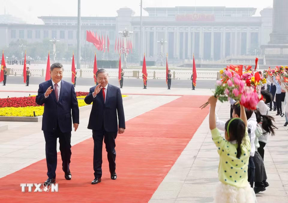 Tổng Bí thư, Chủ tịch nước Tô Lâm và Tổng Bí thư, Chủ tịch nước Trung Quốc Tập Cận Bình với thiếu nhi Trung Quốc tại Lễ đón. (Ảnh: Thống Nhất/TTXVN)