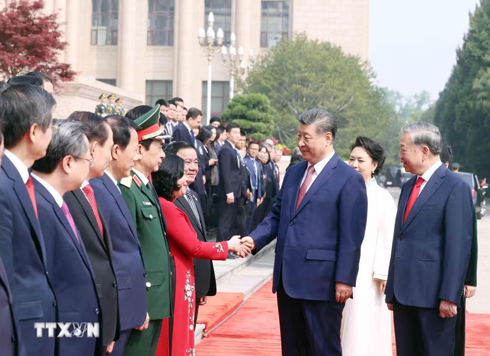 Tổng Bí thư, Chủ tịch nước Tô Lâm giới thiệu với Tổng Bí thư, Chủ tịch nước Trung Quốc Tập Cận Bình thành viên chính thức Đoàn Việt Nam. (Ảnh: Thống Nhất/TTXVN)