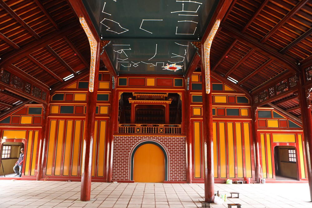 Chái Đông của Minh Khiêm Đường vừa được tu bổ. Hạng mục phía trên cửa vòm được cho là “Long đình” nhưng các chuyên gia phản bác.