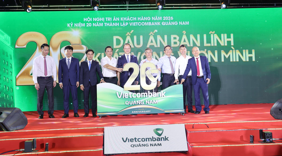 Các đại biểu thực hiện nghi thức&nbsp;kỷ niệm 20 năm thành lập Vietcombank Quảng Nam. Ảnh: Tấn Thành.