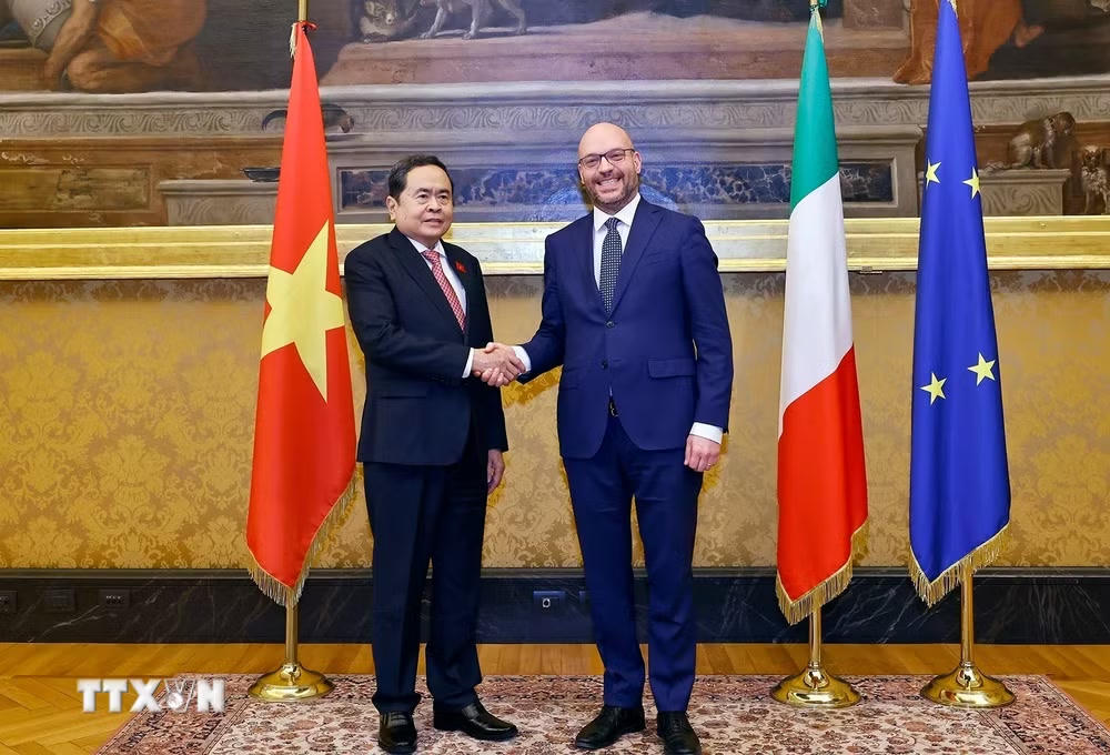 Chủ tịch Quốc hội Trần Thanh Mẫn hội và Chủ tịch Hạ viện Italy Lorenzo Fontana chụp ảnh chung. (Ảnh: Doãn Tấn/TTXVN).