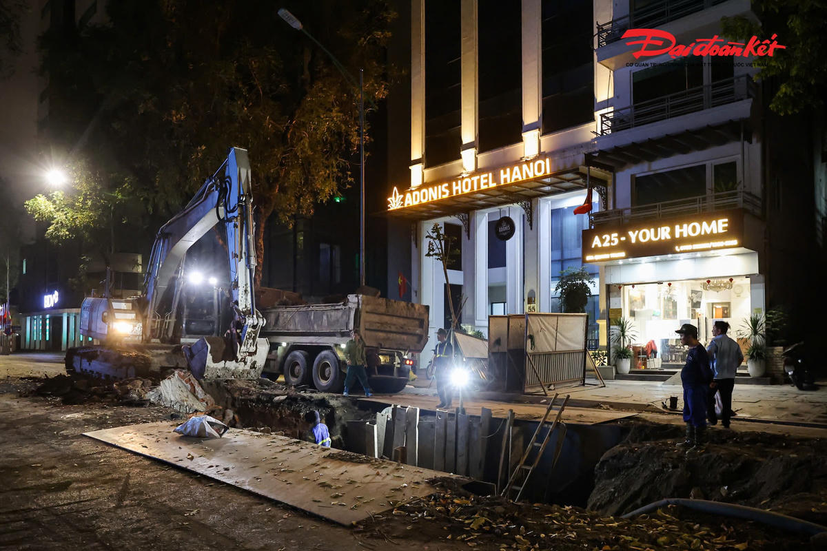 Chạy đua từng giờ “xóa ngập” phố cổ Hà Nội trước mùa mưa