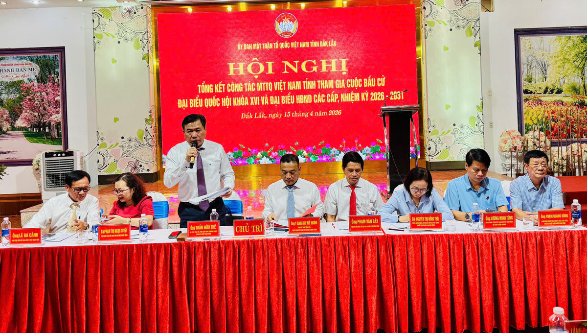 Chủ tịch và các Phó Chủ tịch Ủy ban MTTQ Việt Nam tỉnh chủ trì hội nghị. Ảnh: Thanh Nga.