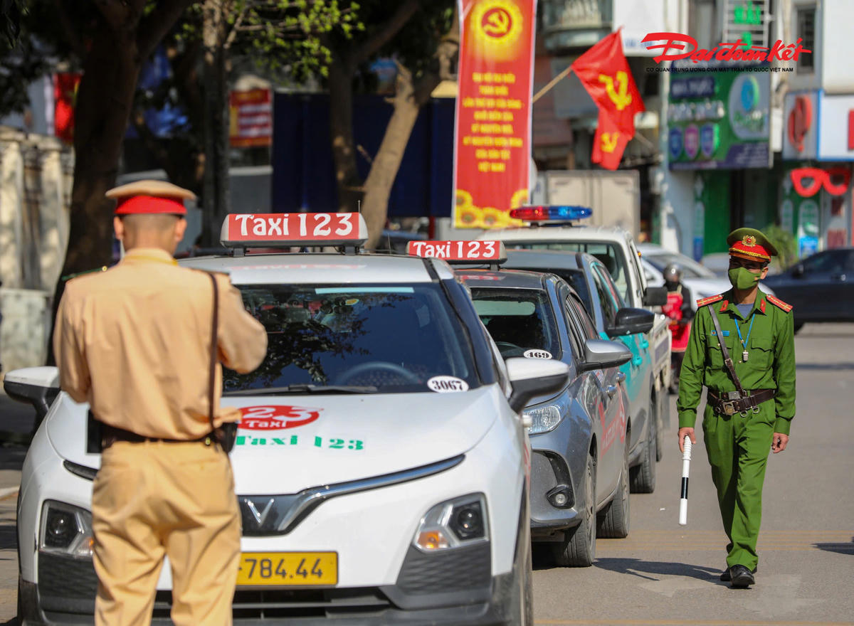 Hà Nội siết chặt xử lý vi phạm dừng, đỗ xe, quyết “gỡ điểm nghẽn” ùn tắc giao thông