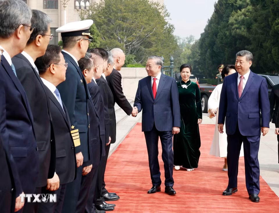 Tổng Bí thư, Chủ tịch nước Tô Lâm với thành viên chính thức Đoàn Trung Quốc tại Lễ đón. (Ảnh: Thống Nhất/TTXVN)