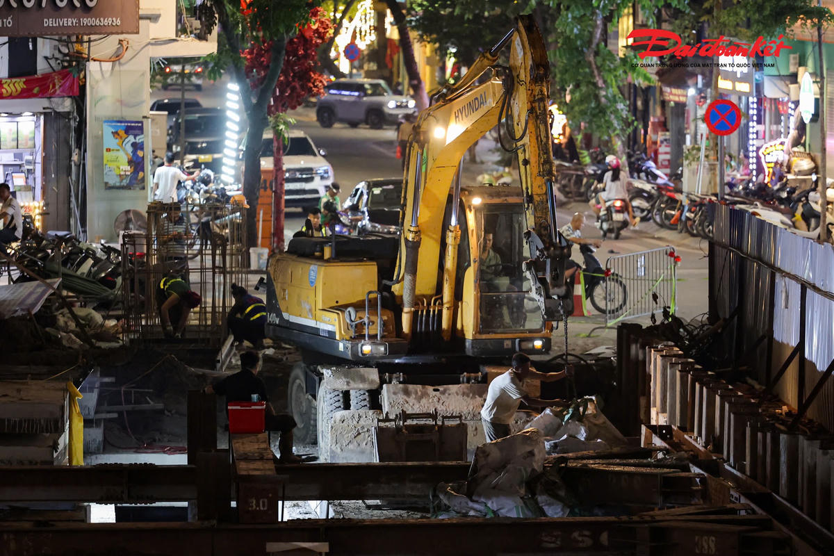 Hà Nội đang đồng loạt triển khai các dự án cải tạo, nâng cấp hệ thống thoát nước khu vực nội đô, từng bước “giải bài toán” úng ngập sau mỗi trận mưa lớn.