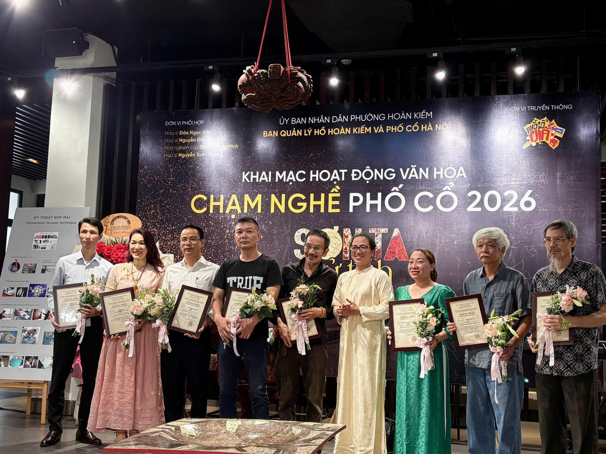 Lễ vinh danh các nghệ sĩ và ban tổ chức chương trình tại lễ khai mạc hoạt động văn hóa Chạm nghề Phố cổ 2026.