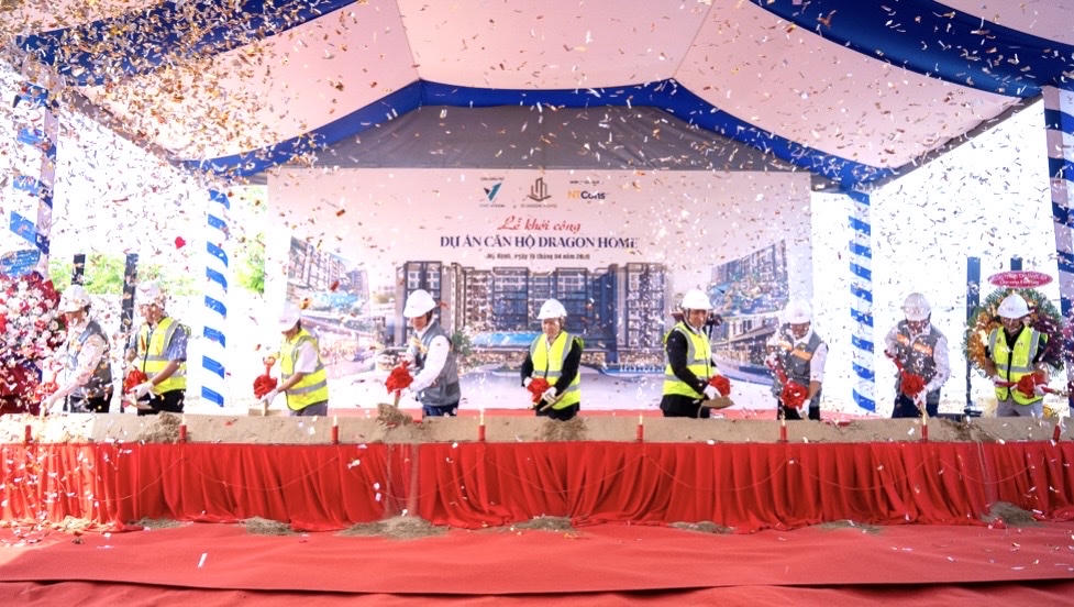 Nghi thức khởi công được thực hiện với sự tham gia của đại diện chủ đầu tư cùng các đơn vị đồng hành, đánh dấu thời điểm Dragon Home bước vào giai đoạn thi công thực tế. Ảnh: Thanh Thủy