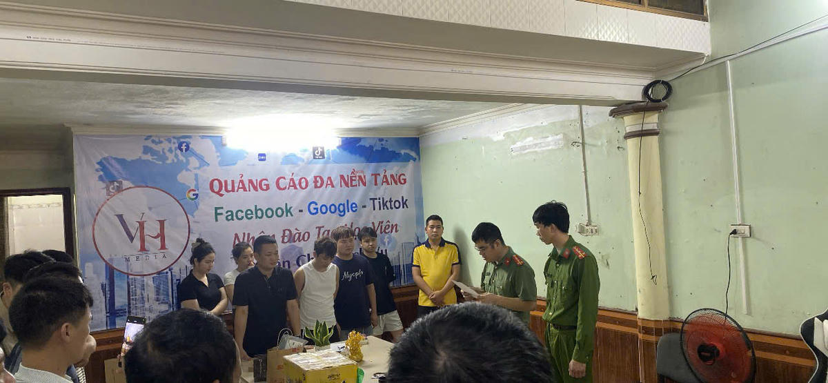 Nhóm đối tượng sản xuất, buôn bán thuốc giả "Đông y ông Hiền) tại cơ quan Công an tỉnh Hưng Yên.