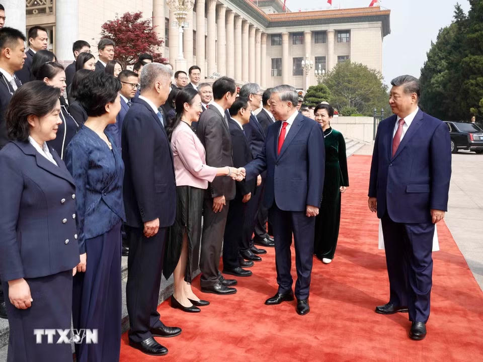 Tổng Bí thư, Chủ tịch nước Tô Lâm với thành viên chính thức Đoàn Trung Quốc tại Lễ đón. (Ảnh: Thống Nhất/TTXVN)