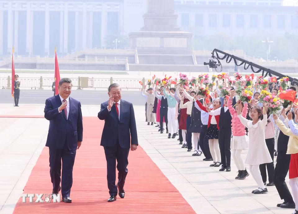 Tổng Bí thư, Chủ tịch nước Tô Lâm và Tổng Bí thư, Chủ tịch nước Trung Quốc Tập Cận Bình với thiếu nhi Trung Quốc tại Lễ đón. (Ảnh: Thống Nhất/TTXVN)