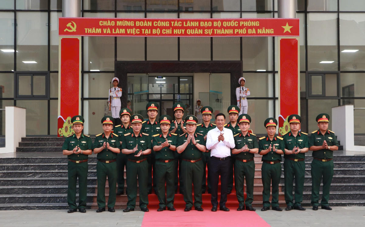 Đại tướng Nguyễn Trọng Nghĩa, Chủ nhiệm Tổng cục Chính trị  (ở giữa) chụp ảnh lưu niệm cùng lãnh đạo TP Đà Nẵng và các chiến sĩ của Bộ CHQS TP Đà Nẵng. Ảnh: CV.