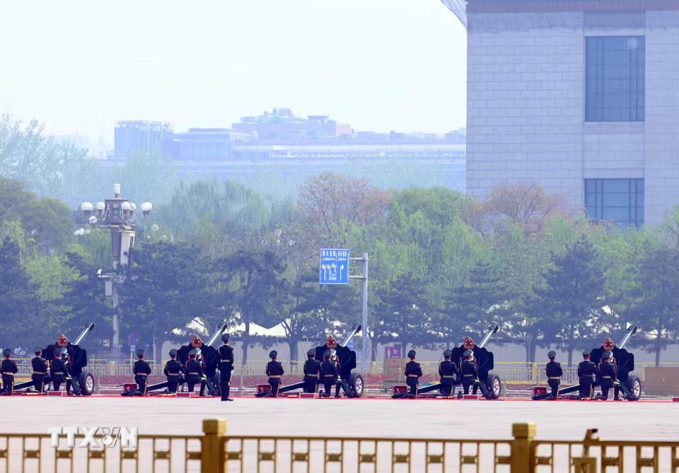 Nghi thức bắn 21 loạt đại bác tại Lễ đón trọng thể Tổng Bí thư, Chủ tịch nước Tô Lâm và Phu nhân thăm cấp Nhà nước đến Trung Quốc. (Ảnh: Thống Nhất/TTXVN)
