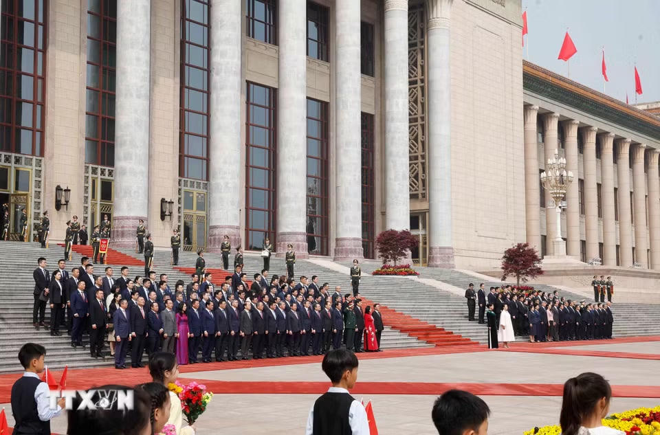 Đoàn đại biểu cấp cao hai nước tham dự Lễ đón. (Ảnh: Thống Nhất/TTXVN)