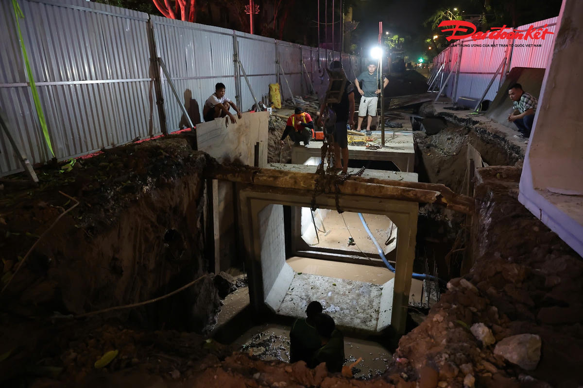 Chạy đua từng giờ “xóa ngập” phố cổ Hà Nội trước mùa mưa