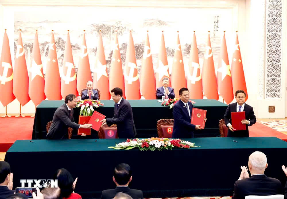 Lễ ký Bản ghi nhớ hợp tác giữa Ban Tổ chức Trung ương Đảng Cộng sản Việt Nam và Ban Tổ chức Trung ương Đảng Cộng sản Trung Quốc và ký Bản ghi nhớ giữa Bộ Xây dựng Việt Nam và Ủy ban Phát triển và Cải cách Quốc gia Trung Quốc về triển khai hợp tác đào tạo đường sắt để tăng cường năng lực cho nhân lực đường sắt Việt Nam. (Ảnh: Thống Nhất/TTXVN).