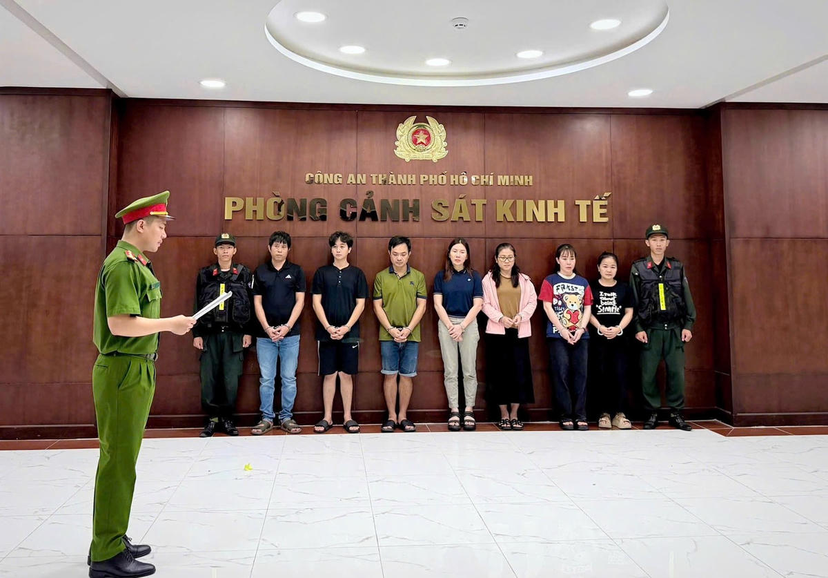 07 đối tượng (từ trái qua phải): Tăng Tư Thế, Phùng Quốc Anh, Nguyễn Văn Hiệp, Lê Thị Thuỳ Trang, Nguyễn Thanh Phỉ, Vũ Thị Thuận, Nguyễn Thị Tuyết Nhung tại cơ quan công an.