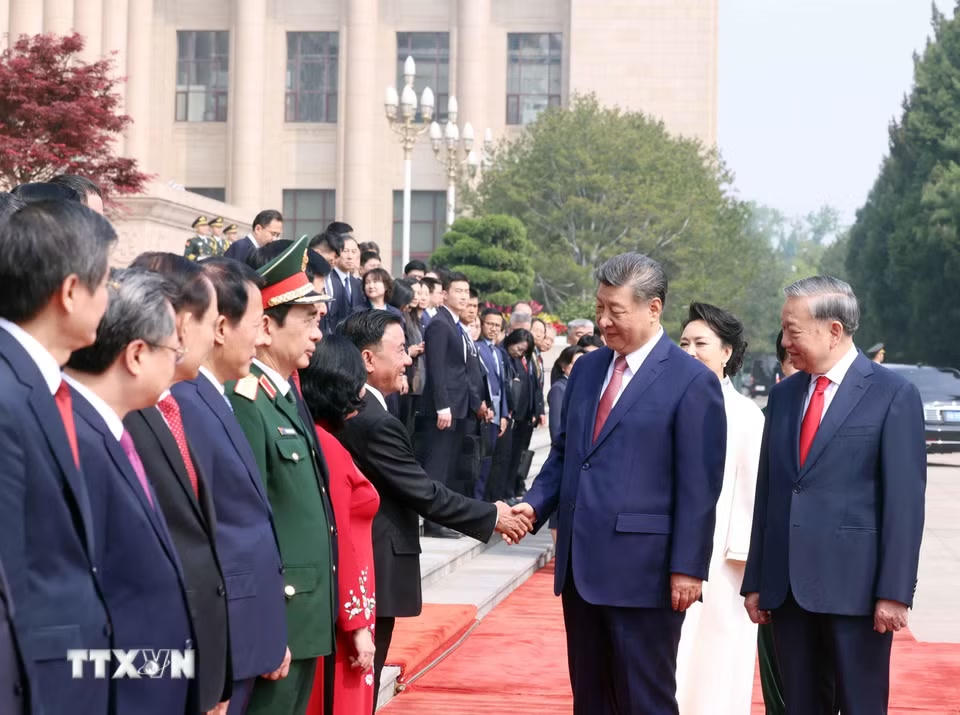 Tổng Bí thư, Chủ tịch nước Tô Lâm giới thiệu với Tổng Bí thư, Chủ tịch nước Trung Quốc Tập Cận Bình thành viên chính thức Đoàn Việt Nam. (Ảnh: Thống Nhất/TTXVN)