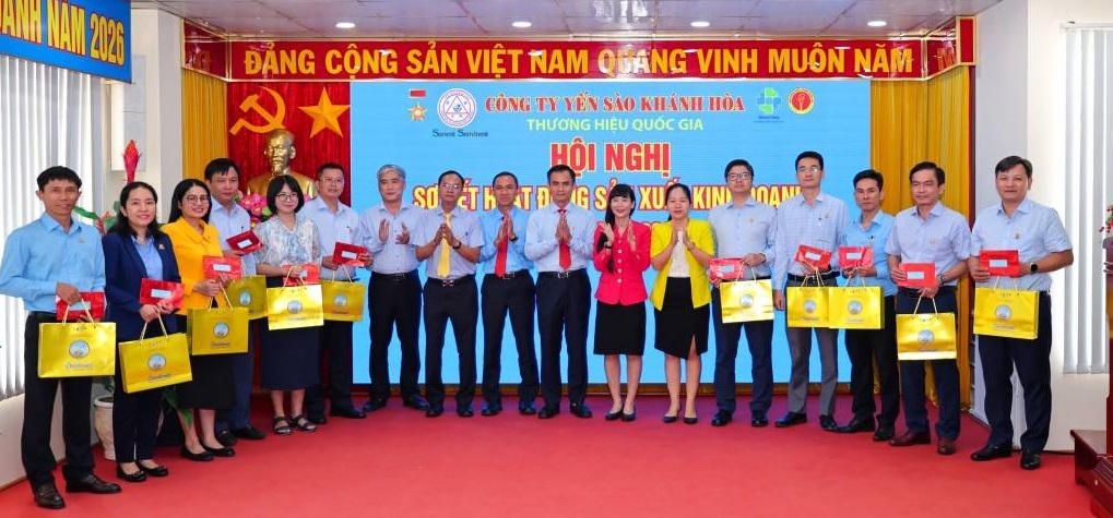 Lãnh đạo Công ty Yến sào Khánh Hòa trao thưởng cho các tập thể, cá nhân có thành tích xuất sắc trong sản xuất, kinh doanh quý I/2026.