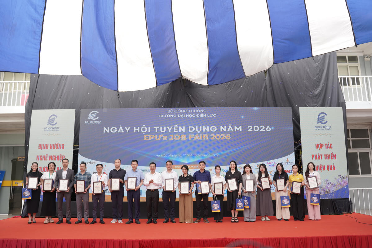 PGS.TS. Nguyễn Lê Cường, Phó Hiệu trưởng Trường Đại học Điện lực tặng quà lưu niệm, Giấy chứng nhận, chụp ảnh lưu niệm với các Doanh nghiệp tham gia Hội thảo tuyển dụng