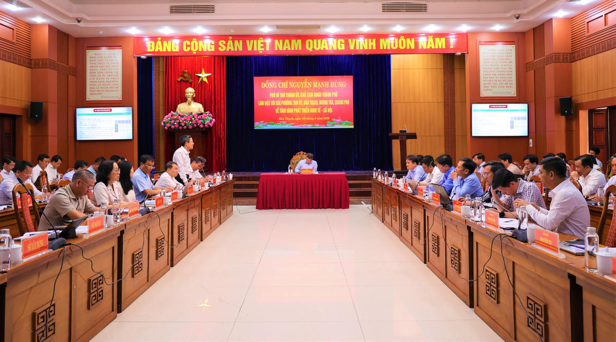 Quang cảnh buổi làm việc. Ảnh: Nguyễn Tín.