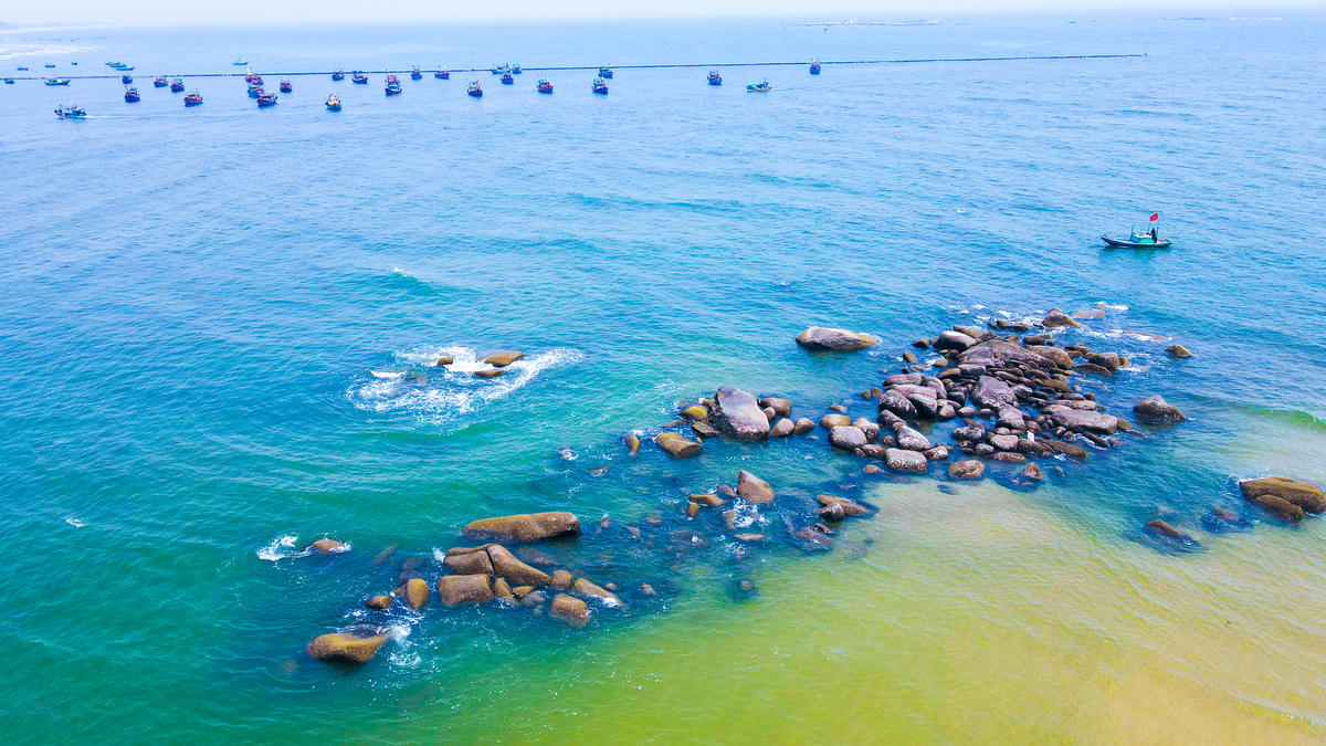 Tại bờ biển có thể dễ dàng quan sát những con thuyền nối đuôi nhau vươn khơi. Ảnh: Cẩm Kỳ&nbsp;