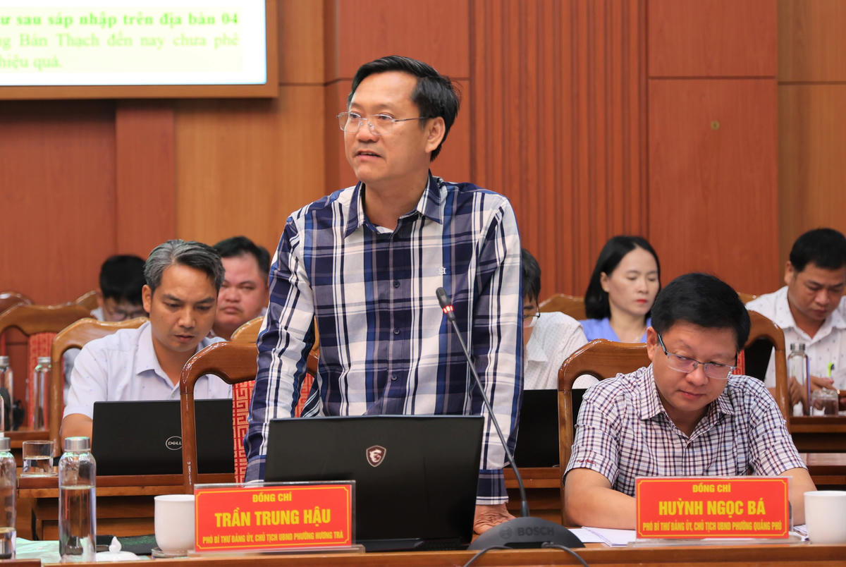 Lãnh đạo phường Hương Trà kiến nghị tại buổi làm việc. Ảnh: Chí Đại.