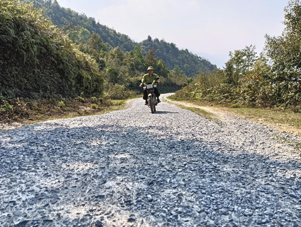 Mặt đường bị bong tróc, trơ sỏi đá. Đây là đoạn đường được coi là dễ đi nhất tuyến Tả Van vào Séo Mý Tỷ. Ảnh: Ngô Hùng.