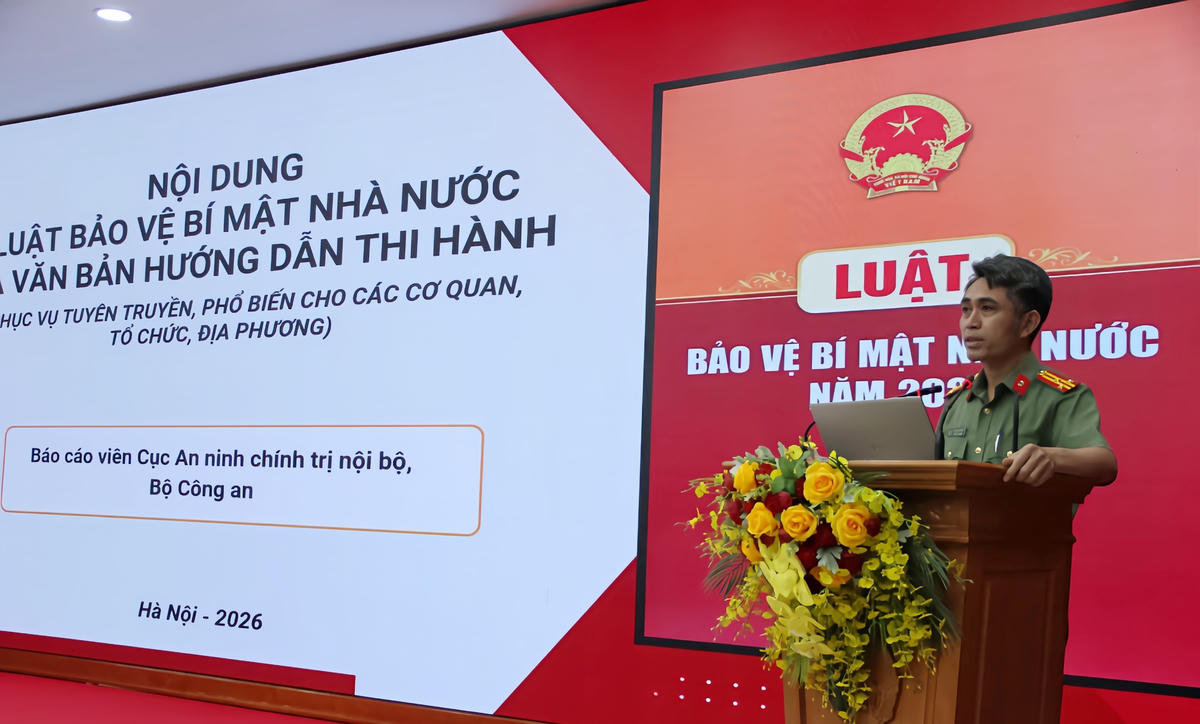 Thượng tá Nguyễn Văn Sính, báo cáo viên pháp luật cấp Trung ương, Cục An ninh chính trị nội bộ, Bộ Công an báo cáo tại hội nghị. Ảnh: PV