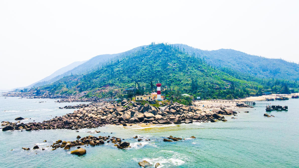 Từ trên cao, toàn bộ vùng biển hiện lên như một bức tranh sinh động với gam màu xanh chủ đạo. Ảnh: Cẩm Kỳ&nbsp;