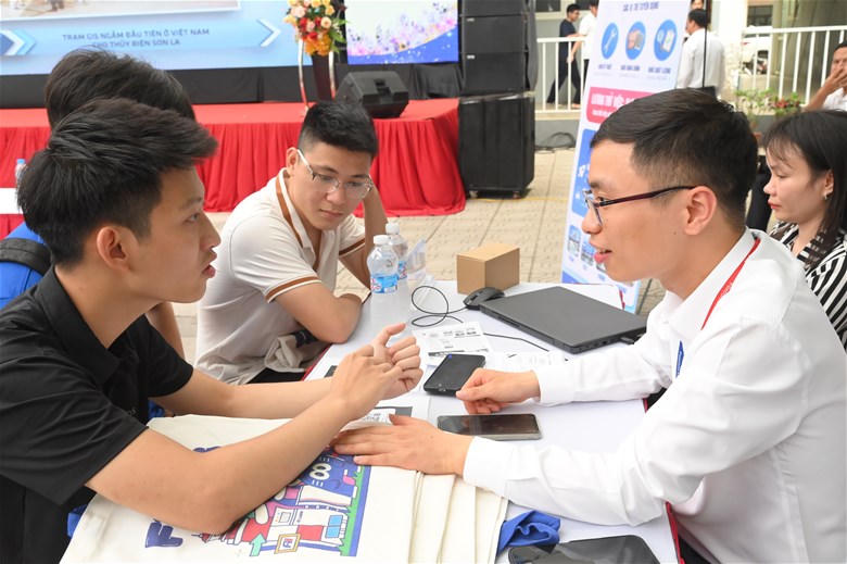 Sinh viên tập trung nghe tư vấn tại Hitachi Energy Việt Nam.