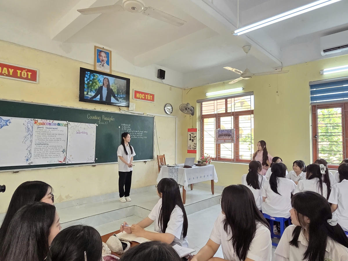 Giáo viên Trường THPT Kiến An thực hiện tiết dạy Toán bằng tiếng Anh.