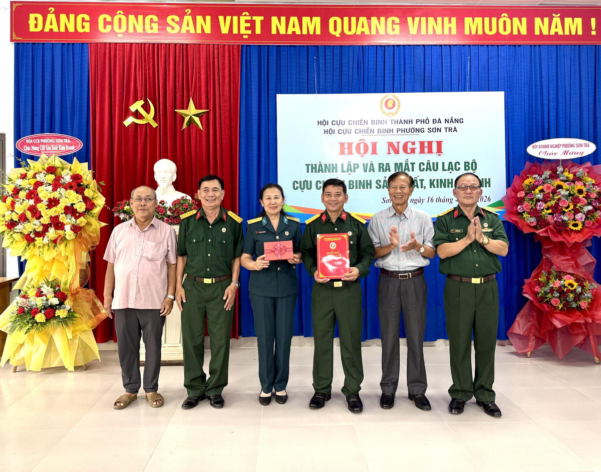 Ban chủ nhiệm câu lạc bộ ra mắt. Ảnh: Nguyễn Tú.