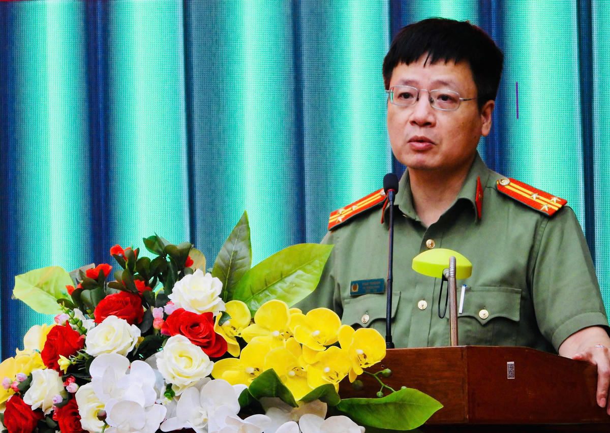 Đại diện Công an tỉnh phát biểu tại hội nghị. Ảnh: Thanh Nga.