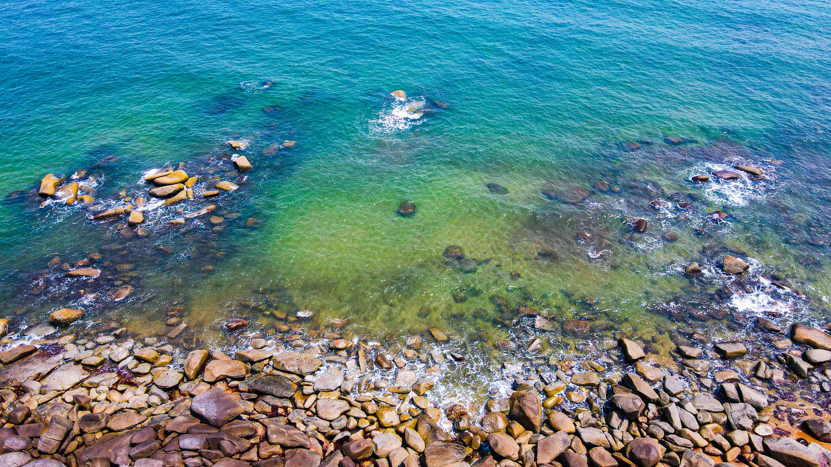 Điểm nổi bật là hệ thống ghềnh đá nhấp nhô, uốn lượn theo triền sóng. Ảnh: Cẩm Kỳ&nbsp;