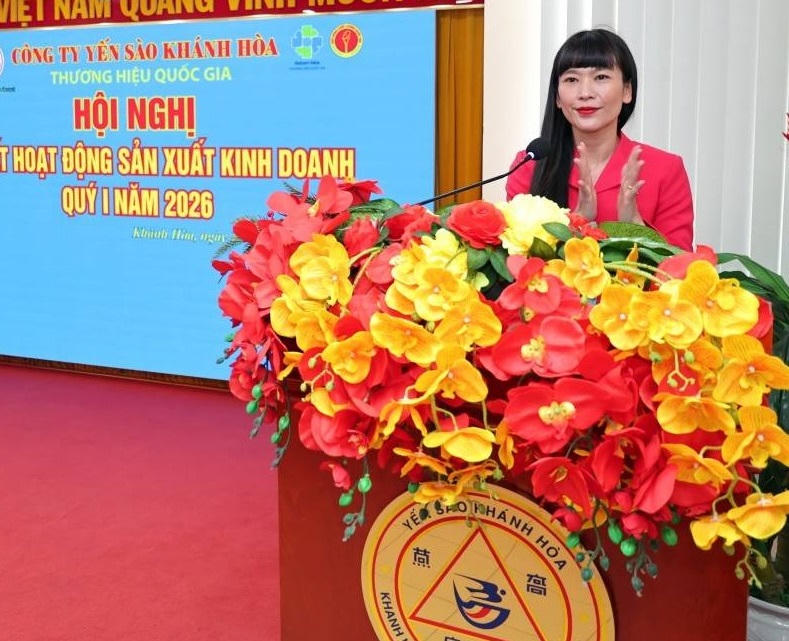 Bà Trịnh Thị Hồng Vân, Chủ tịch HĐTV Công ty Yến sào Khánh Hòa phát biểu tại hội nghị.