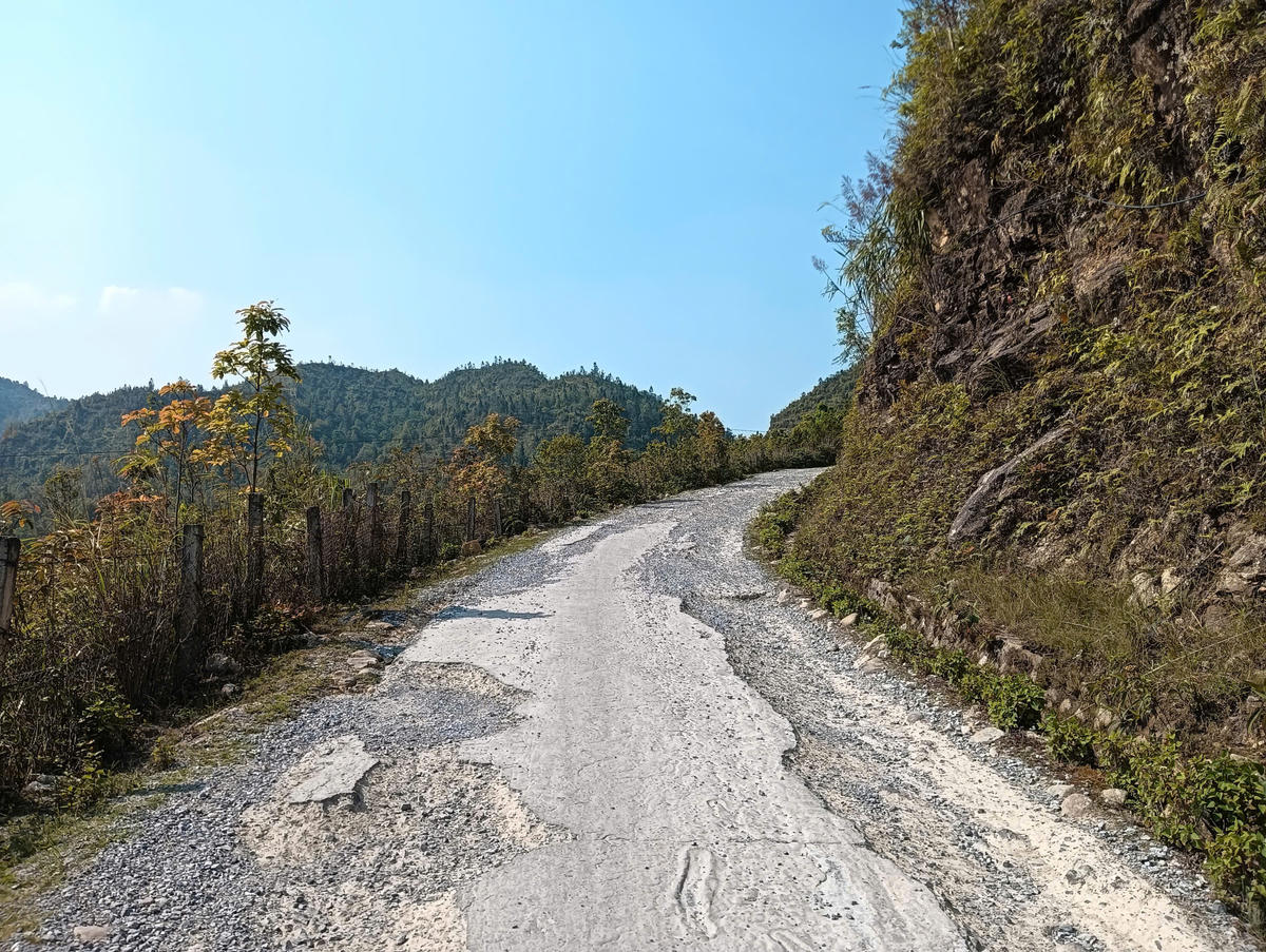 Nhiều vị trí đã xuống cấp, gây không ít khó khăn cho việc di chuyển. Ảnh: Ngô Hùng.