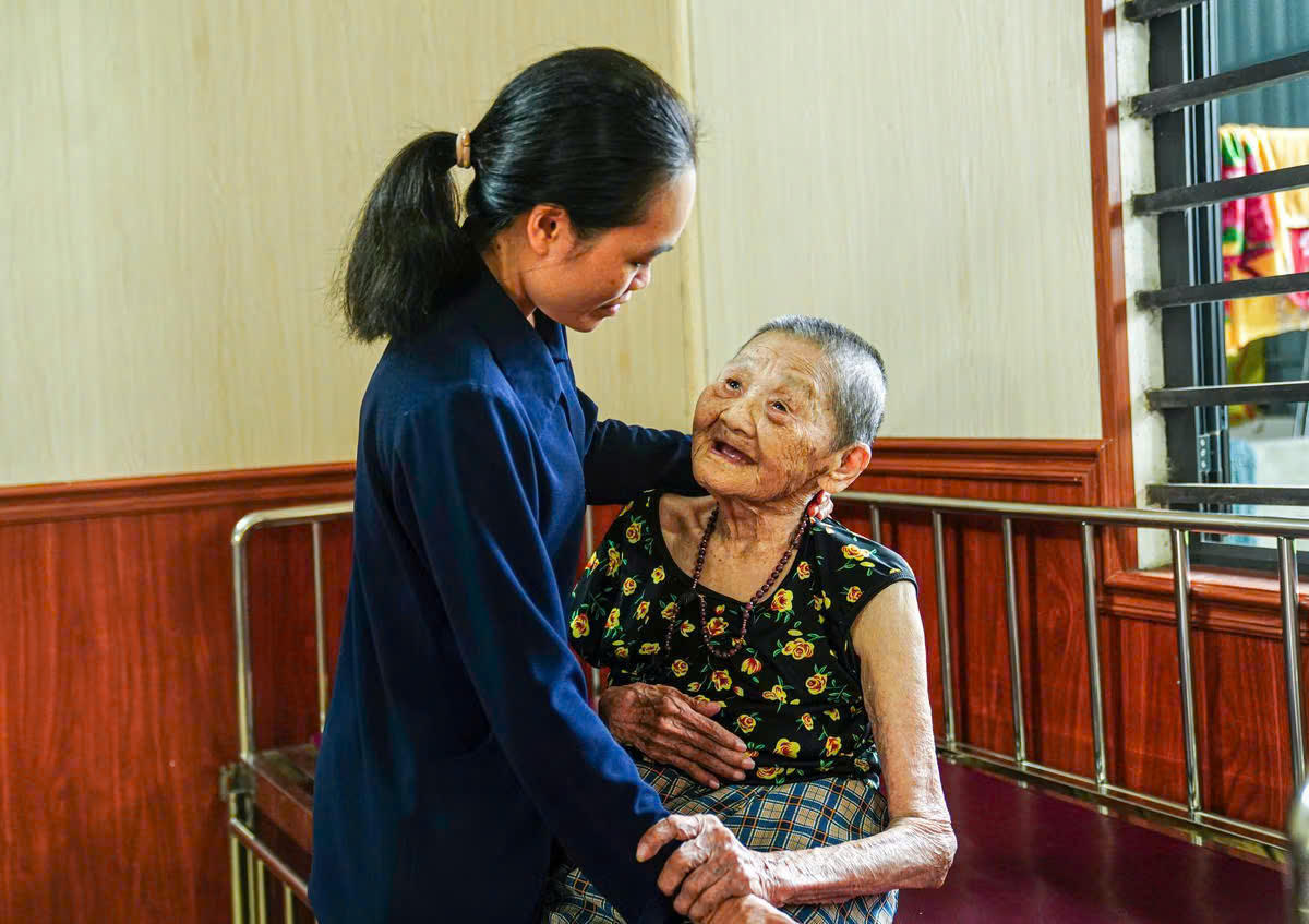 Tu sĩ Hà Thị Mạo - Quản lý Trung tâm từ thiện Thiên Ân (Hà Tĩnh) chăm sóc tận tình các đối tượng yếu thế. &nbsp;&nbsp;&nbsp;&nbsp;&nbsp;&nbsp;&nbsp;&nbsp;&nbsp;&nbsp;