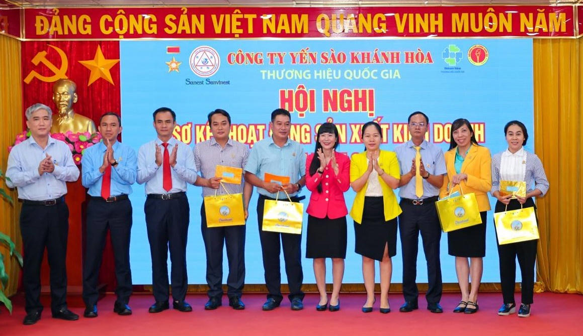 Bà Trịnh Thị Hồng Vân, Chủ tịch HĐTV trao thưởng cho lãnh đạo có nhiều đóng góp trong việc hoàn thành các chỉ tiêu sản xuất, kinh doanh quý I/2026.