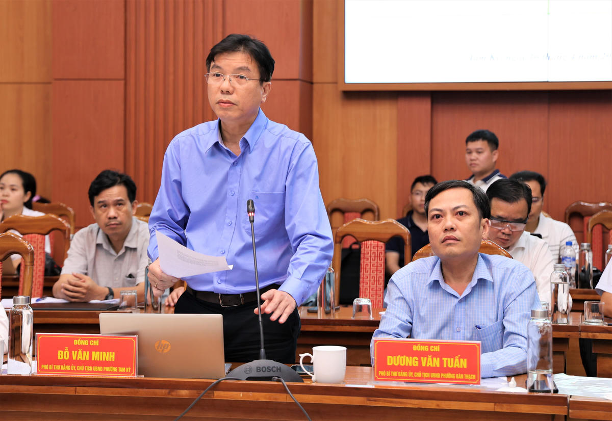 Ông Đỗ Văn Minh, Chủ tịch UBND phường Tam Kỳ phát biểu tại buổi làm việc. Ảnh: Nguyễn Tín.