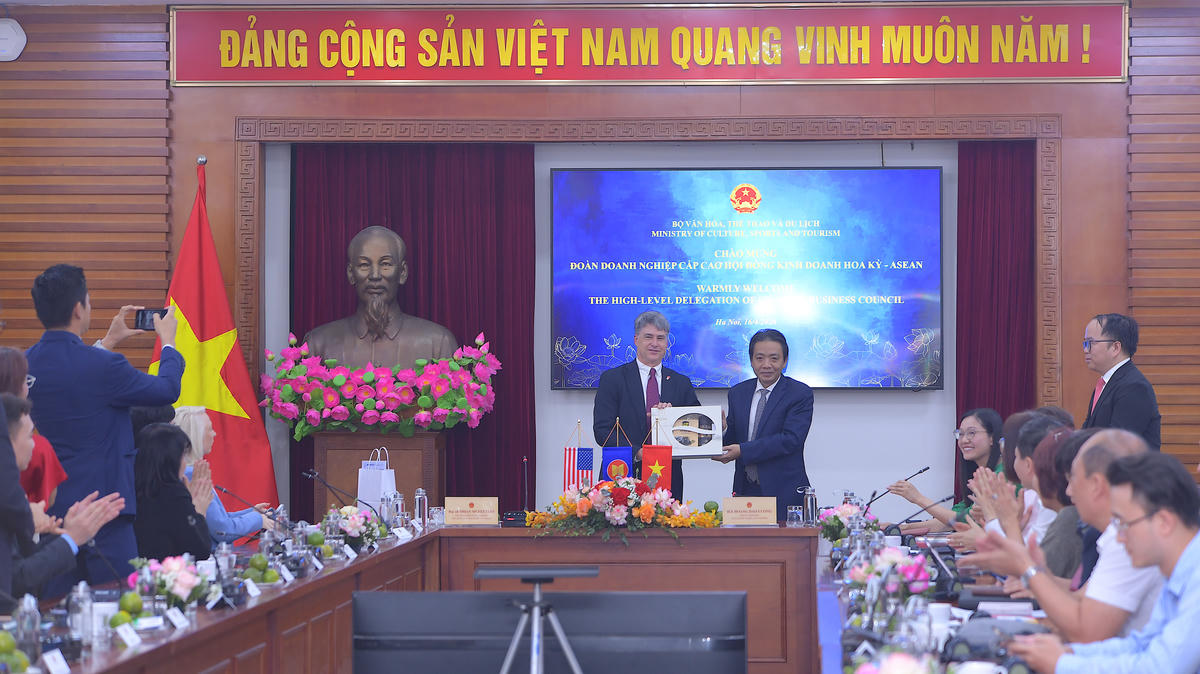 Lãnh đạo hai bên trao quà lưu niệm.