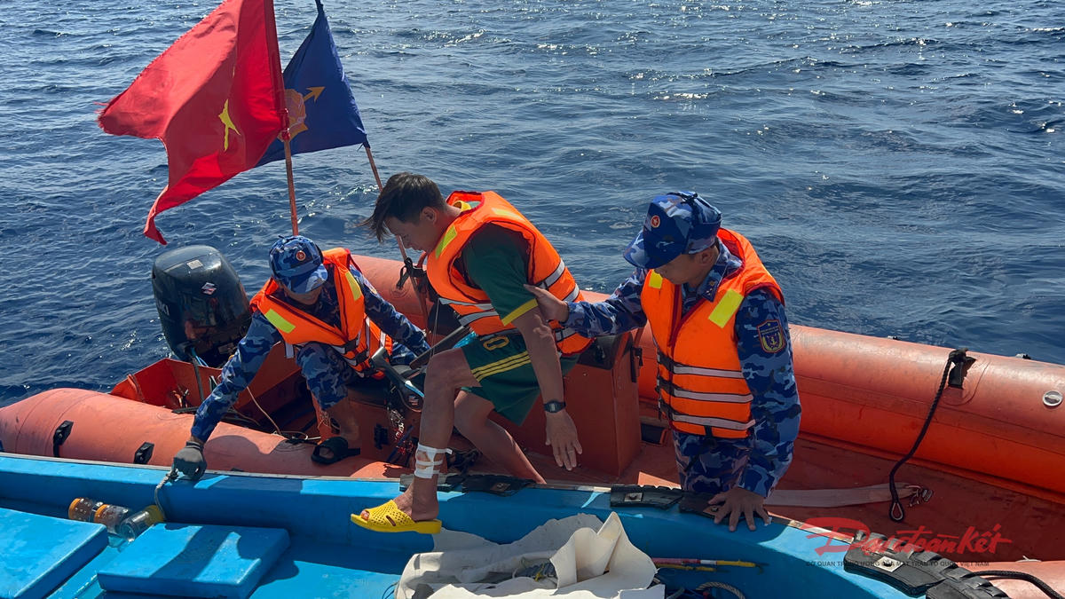 Cảnh sát biển cứu giúp một ngư dân gặp nạn trên vùng biển Trường Sa