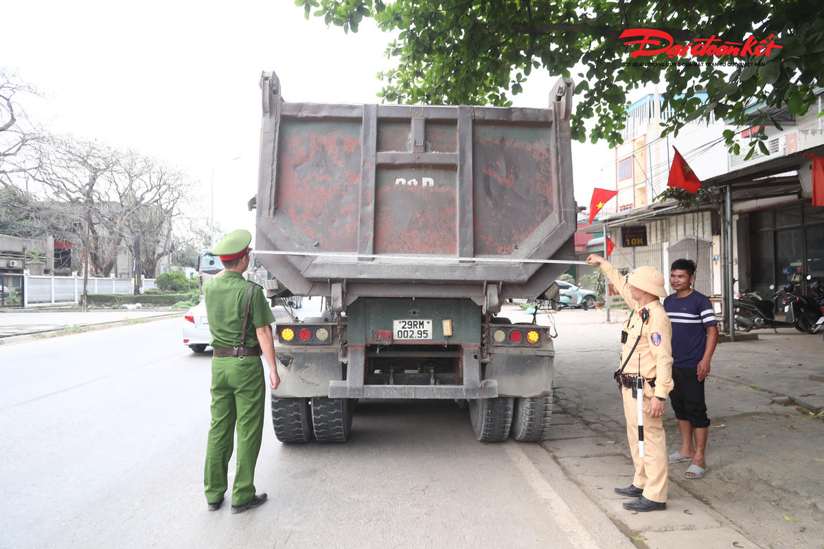 Hà Nội kiểm tra, cắt thùng xe cơi nới: Chặn vi phạm quá tải từ gốc