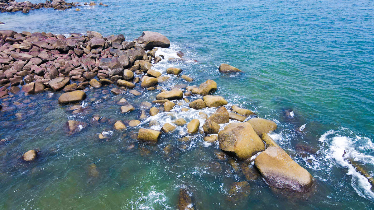 Nước biển trong vắt, có thể nhìn rõ các mảng đá ngầm dưới đáy. Ảnh: Cẩm Kỳ&nbsp;